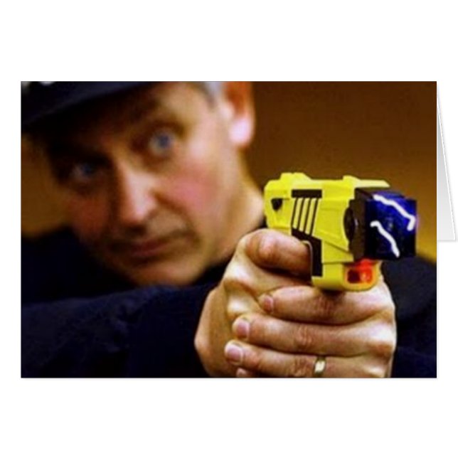 Polizist mit einer Taserwaffe (Vorderseite (Horizontal))