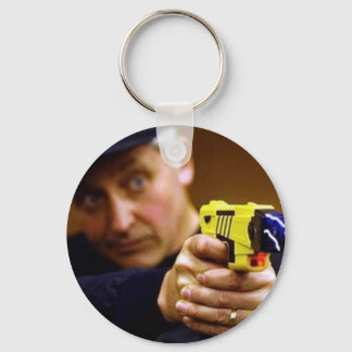 Polizist mit einer Taserwaffe Schlüsselanhänger