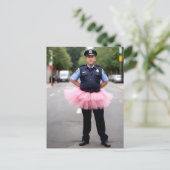 Polizist trug rosa Tutu Postkarte (Stehend Vorderseite)