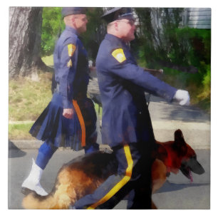 Polizist und Polizeihund bei der Parade Fliese
