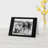 Polizist zur Messung des Badeanzugs Länge 1922 Karte (Gelbe Blume)