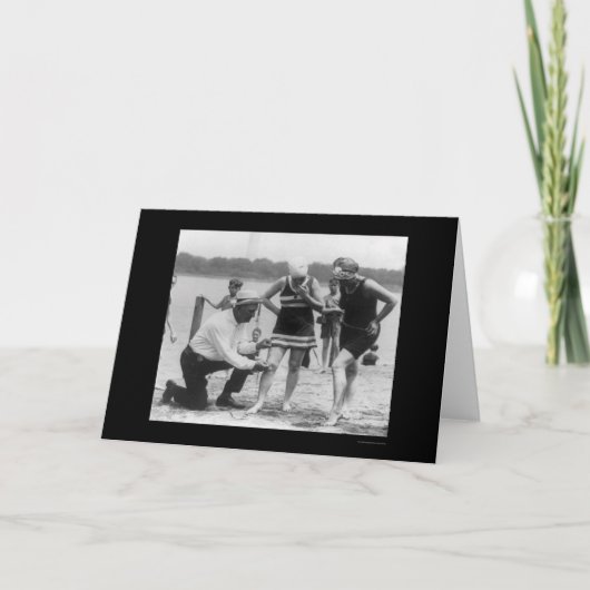 Polizist zur Messung des Badeanzugs Länge 1922 Karte (Vorderseite)