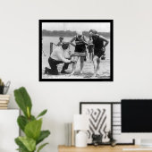 Polizist zur Messung des Badeanzugs Länge 1922 Poster (Heimbüro)