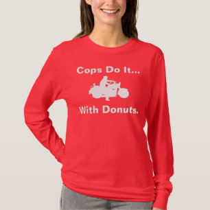 Polizisten tun es... Mit Donuts. T-Shirt