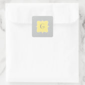 Polka Dot Grey und Yellow Monogram Quadratischer Aufkleber (Tasche)