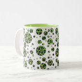 Polka Dot Leopard Black und Green Zweifarbige Tasse (Vorderseite Links)
