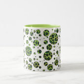 Polka Dot Leopard Black und Green Zweifarbige Tasse (Mittel)