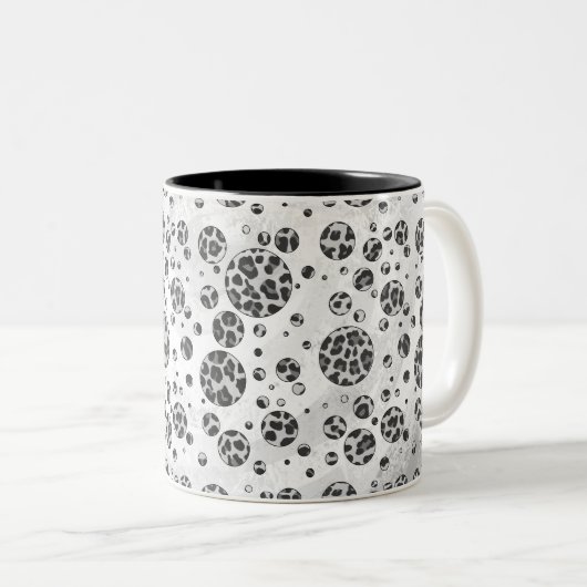 Polka Dot Leopard Schwarzweiß-Design Zweifarbige Tasse (VorderseiteRechts)
