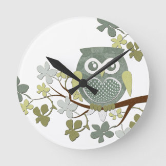 Polka Dot Owl in Tree Runde Wanduhr