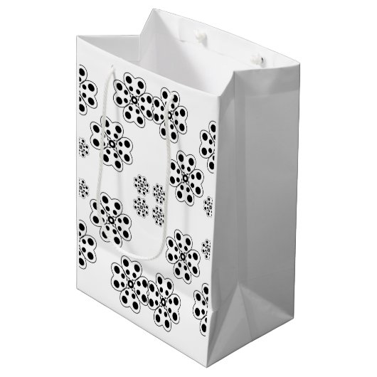 Polka Dot Petals Pattern Mittlere Geschenktüte (Vorderseite Schrägansicht)