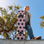 Polka Dot Skateboard (rosa & schwarz)<br><div class="desc">Vintage Polka dots...  für diejenigen,  die Liebe,  ein Retro-Lifestyle zu leben...  Hellrosa Hintergrundfarbe mit schwarzen Polka Punkten.. Eine tolle Geschenkidee...  für Geburtstage,  Feiern,  Feiertage und mehr...  und ein unverzichtbares für Outdoor-Spaß..</div>