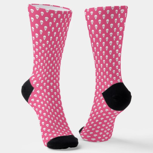 Polka Dot Skulls auf rosa Socken (Gewinkelt)