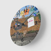 Polka-Dot Street Scene Art Runde Wanduhr (Winkel)
