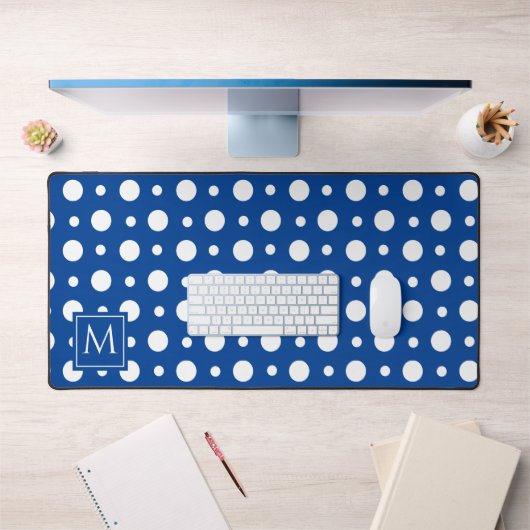 Polka Dot White Blue Monogram Schreibtischunterlage (Büro 1)