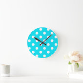 Polka dots cyan hex code 00E3F4 Runde Wanduhr (Zuhause)