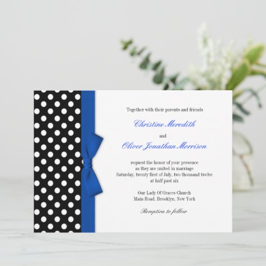 Polka Dots mit Blue Bow Wedding Einladung (Stehend Vorderseite)