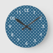 Polka Dots on Dark Blue Runde Wanduhr (Vorderseite)