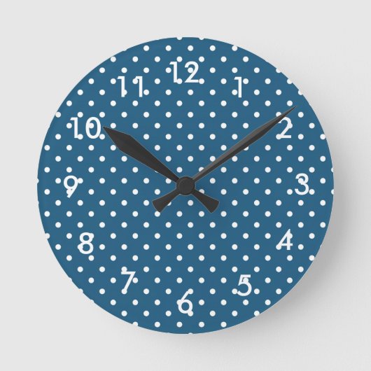 Polka Dots on Dark Blue Runde Wanduhr (Vorderseite)