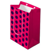 Polka Dots purple hot pink birthday Mittlere Geschenktüte (Vorderseite Schrägansicht)