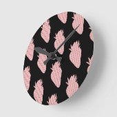 Polka Dotted Pink Strawberries Runde Wanduhr (Winkel)