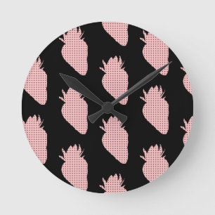 Polka Dotted Pink Strawberries Runde Wanduhr