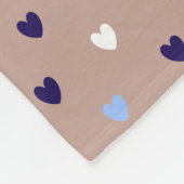Polka-Herzen auf blassbraun Fleecedecke (Ecke)
