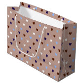 Polka-Herzen auf blassbraun Große Geschenktüte (Vorderseite Schrägansicht)