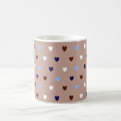 Polka-Herzen auf blassbraun Kaffeetasse (Mittel)