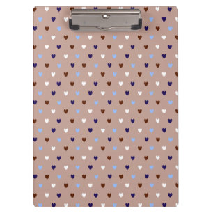 Polka-Herzen auf blassbraun Klemmbrett