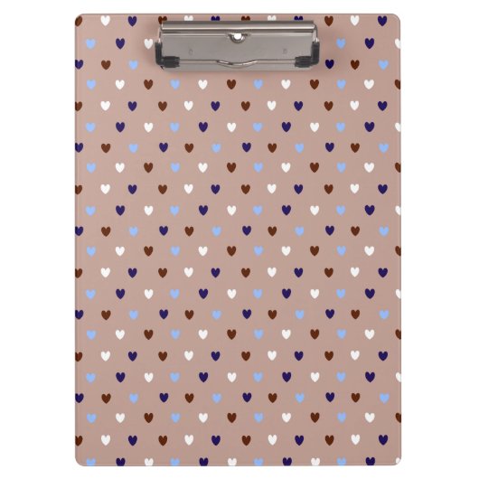 Polka-Herzen auf blassbraun Klemmbrett (Vorderseite)