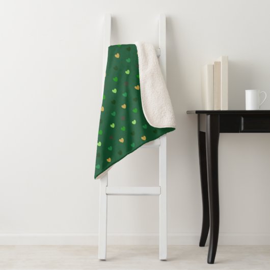 Polka Herzen auf Waldgrün Sherpadecke (Beispiel)