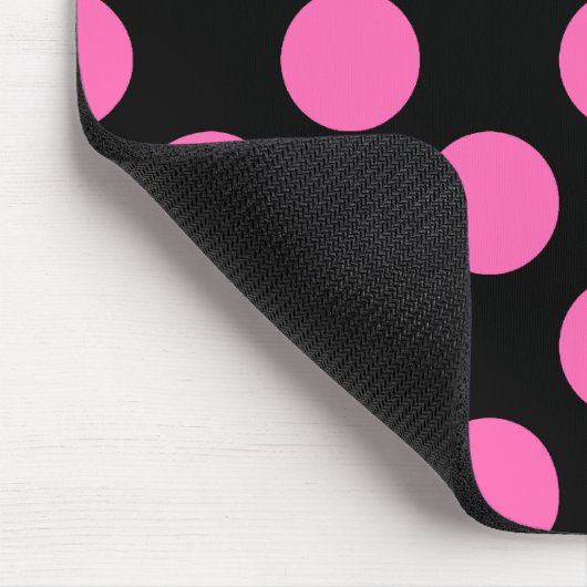Polka-Punkte schwarz und heiß rosa Mousepad (Ecke)
