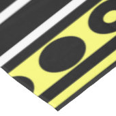 Polka-Punkte und Streifen, schwarz, gelb und weiß Tischdecke (Schrägansicht)