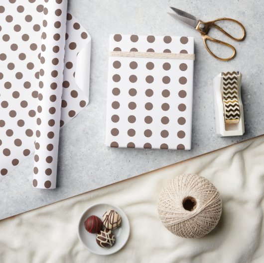 Pollenmuster aus braunen und weißen Polka Geschenkpapier (Kunsthandwerk)