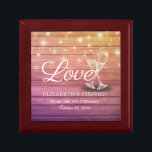 Polterabend Champagne Glasses Wood String Light Erinnerungskiste<br><div class="desc">Moderne Vorlagen der Hochzeit - Elegantes Schriftzeichen,  Vintage Champagner-Brillen und Streichlichter auf rustikalem Holzhintergrund. Ein perfektes Design für Ihren großen Tag. Alle Textstile,  Farben,  Größen können an Ihre Bedürfnisse angepasst werden!</div>