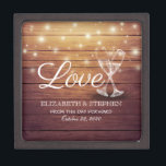 Polterabend Champagne Glasses Wood String Light Kiste<br><div class="desc">Moderne Vorlagen der Hochzeit - Elegantes Schriftzeichen,  Vintage Champagner-Brillen und Streichlichter auf rustikalem Holzhintergrund. Ein perfektes Design für Ihren großen Tag. Alle Textstile,  Farben,  Größen können an Ihre Bedürfnisse angepasst werden!</div>