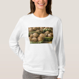 Polynesien, Königreich Tonga. Kokosnüsse ausgestel T-Shirt