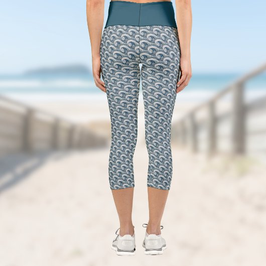 Polynesische Strandwaves und Blume Ethnisches Must Capri Leggings