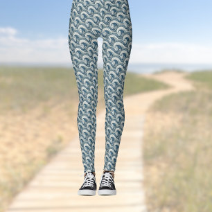 Polynesische Strandwellen und Blumen Ethnisches Mu Leggings