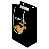 Pom tato Funny Potato Pun Dark BG Kleine Geschenktüte (Vorderseite Schrägansicht)
