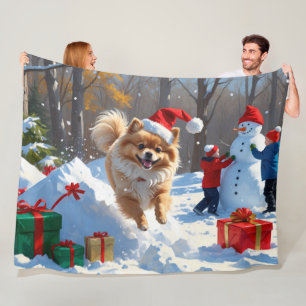 Pomeranian läuft im Schnee mit Weihnachtsmütze Fleecedecke