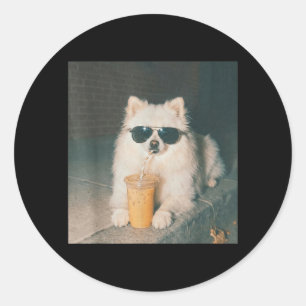 Pomeranian trinkt eisgekühlten Kaffee-Shirt Lustig Runder Aufkleber