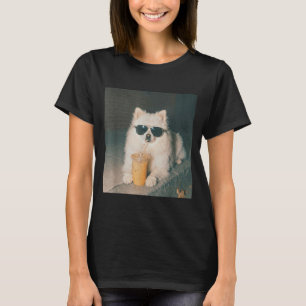 Pomeranian trinkt eisgekühlten Kaffee-Shirt Lustig T-Shirt
