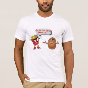 Pommes frites mit Haltung, die beim Kartoffeln wit T-Shirt