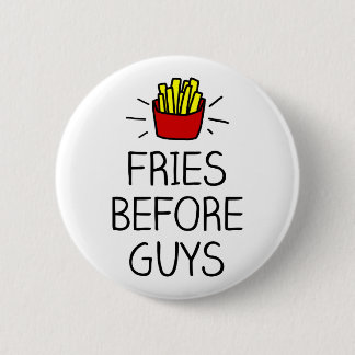 Pommes frites vor Typ mit besonders charmanter Dar Button