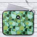 Pond Life Paisley Monogram Laptopschutzhülle<br><div class="desc">Dieser Laptop-Ärmel ist in verschiedenen Größen und Formaten für Elektronikgeräte erhältlich. Wählen Sie Ihre aus dem Drop-Down-Menü. Erschaffen mit einem angenehmen,  einfachen Paisley-Muster in gedämpften Aqua-Blau- und Oliven-Grün-Farben und schwarzen Kontrasten und fertig für Ihr eigenes Monogramm.</div>