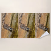 **"Pondside Fest: Ein Otter und seine Fänge"** Strandtuch (Vorderseite)