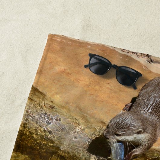 **"Pondside Fest: Ein Otter und seine Fänge"** Strandtuch (Beispiel)