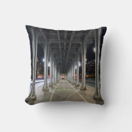 Pont de Bir-Hakeim in night - Paris, Frankreich Kissen