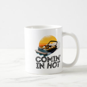 Pontoon Boot kommt in heißem sonnigen See für D Kaffeetasse